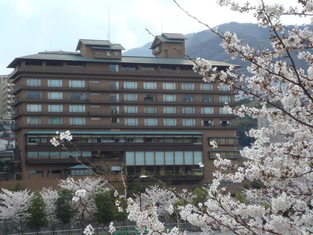 Hotel Wakamizu Такаразука Екстериор снимка